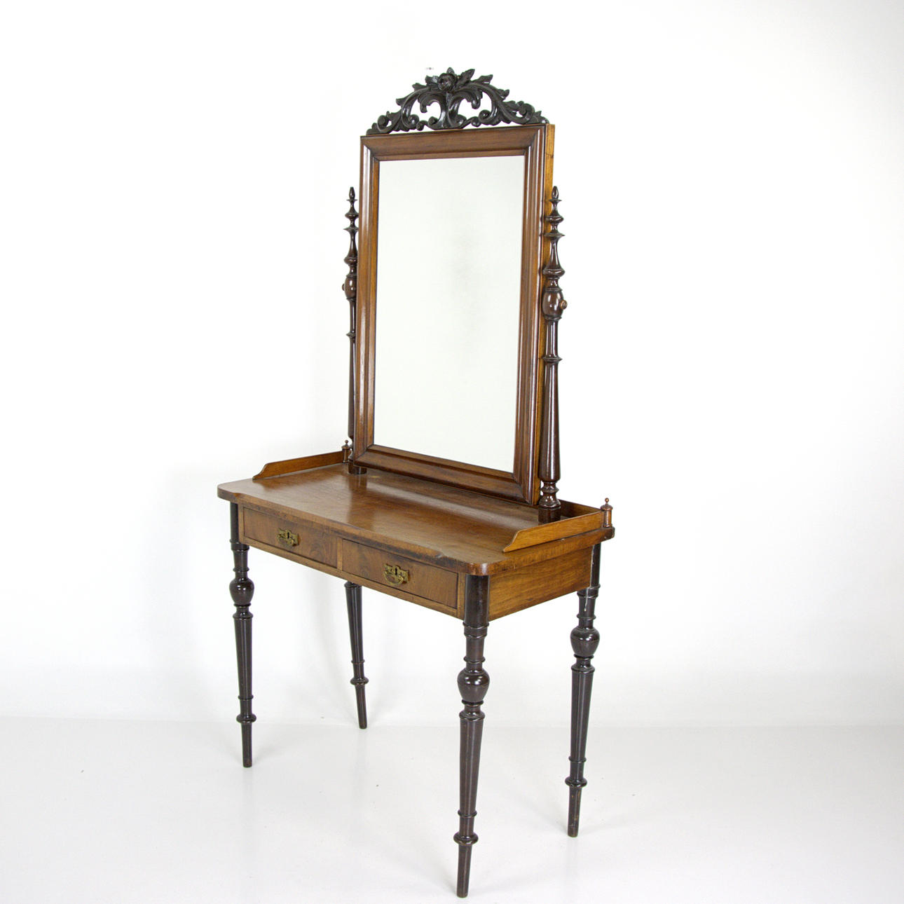 A mahogany veneer dressing table, 19th century.