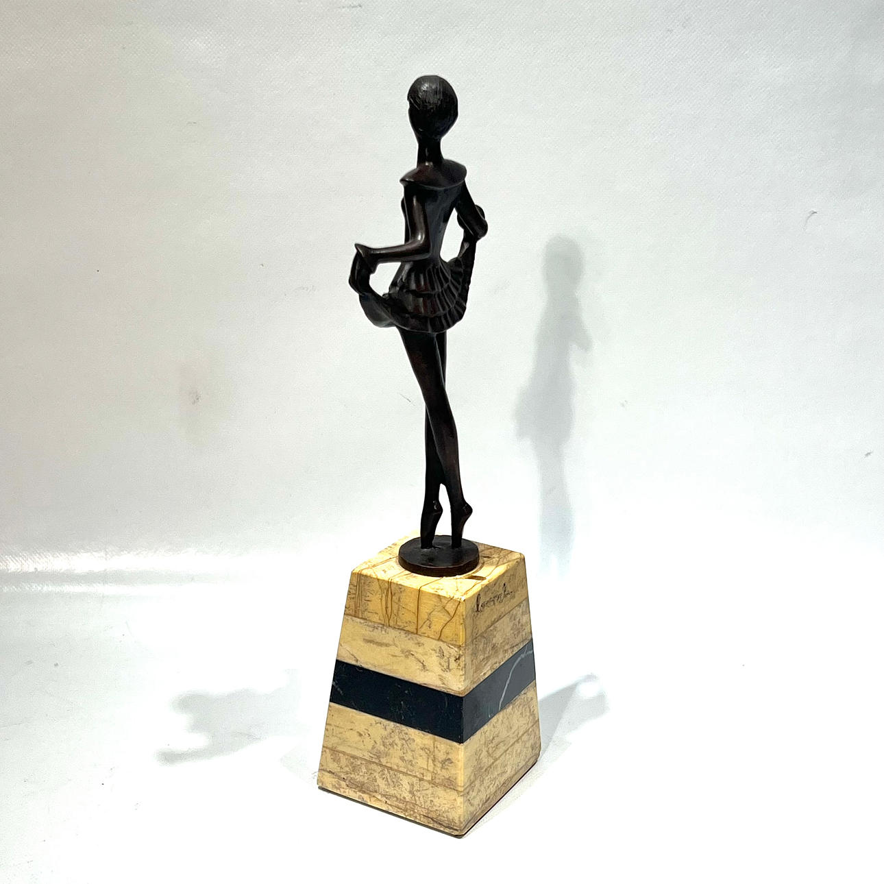 Ballerina-veistos marmoripohjalla.