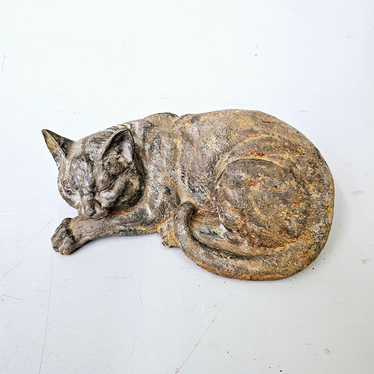 PATINERAD JÄRNKATT.