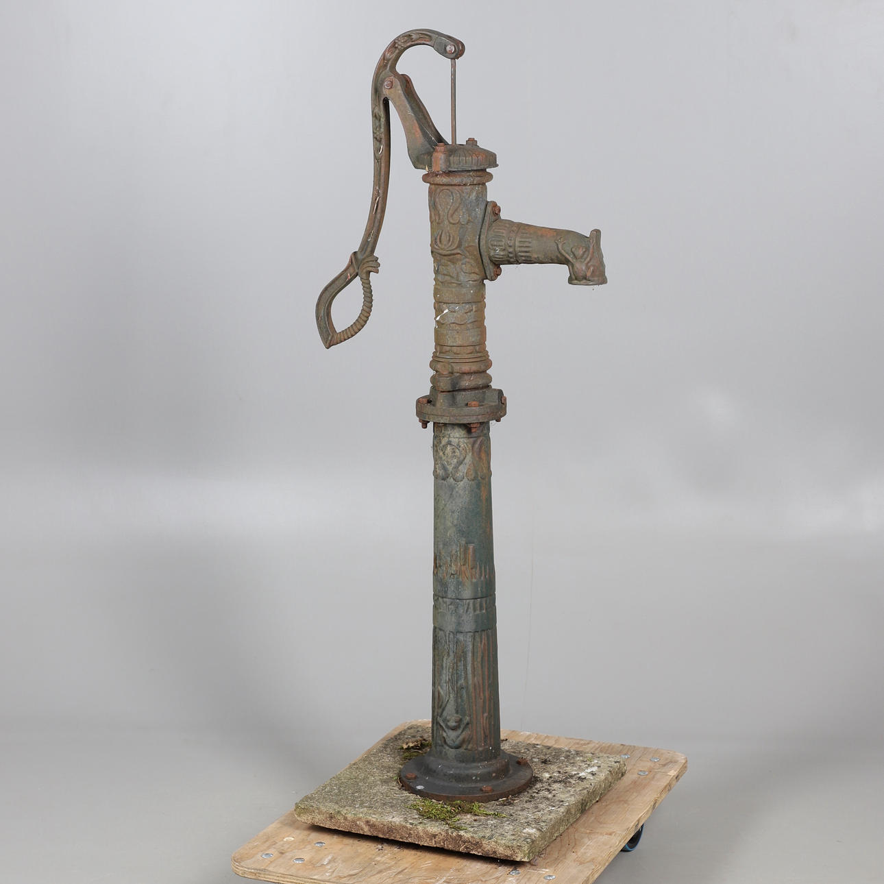 VALURAUTAINEN VESIPUMPPU.