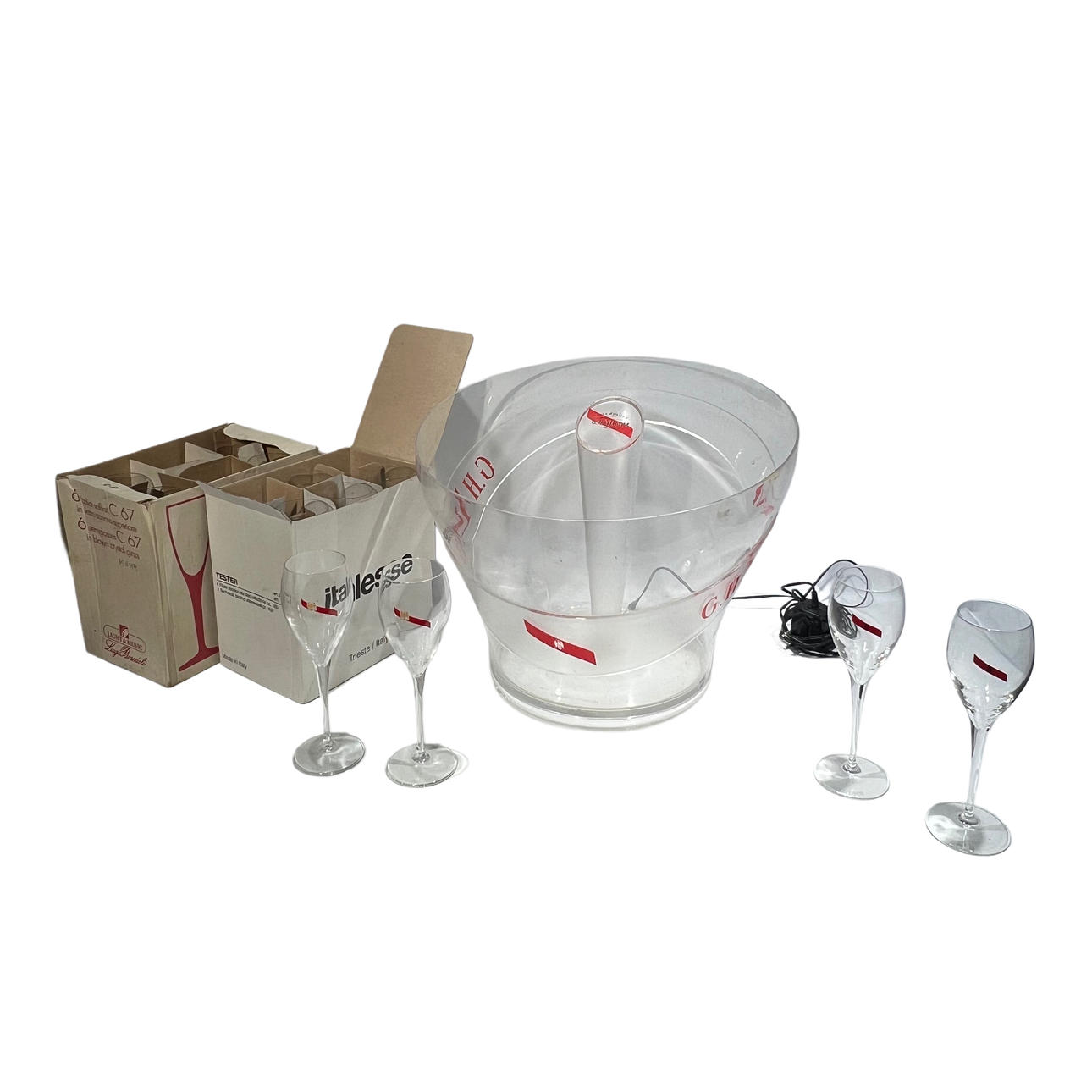 Champagnera G.H. MUMM con doce copas en cristal.