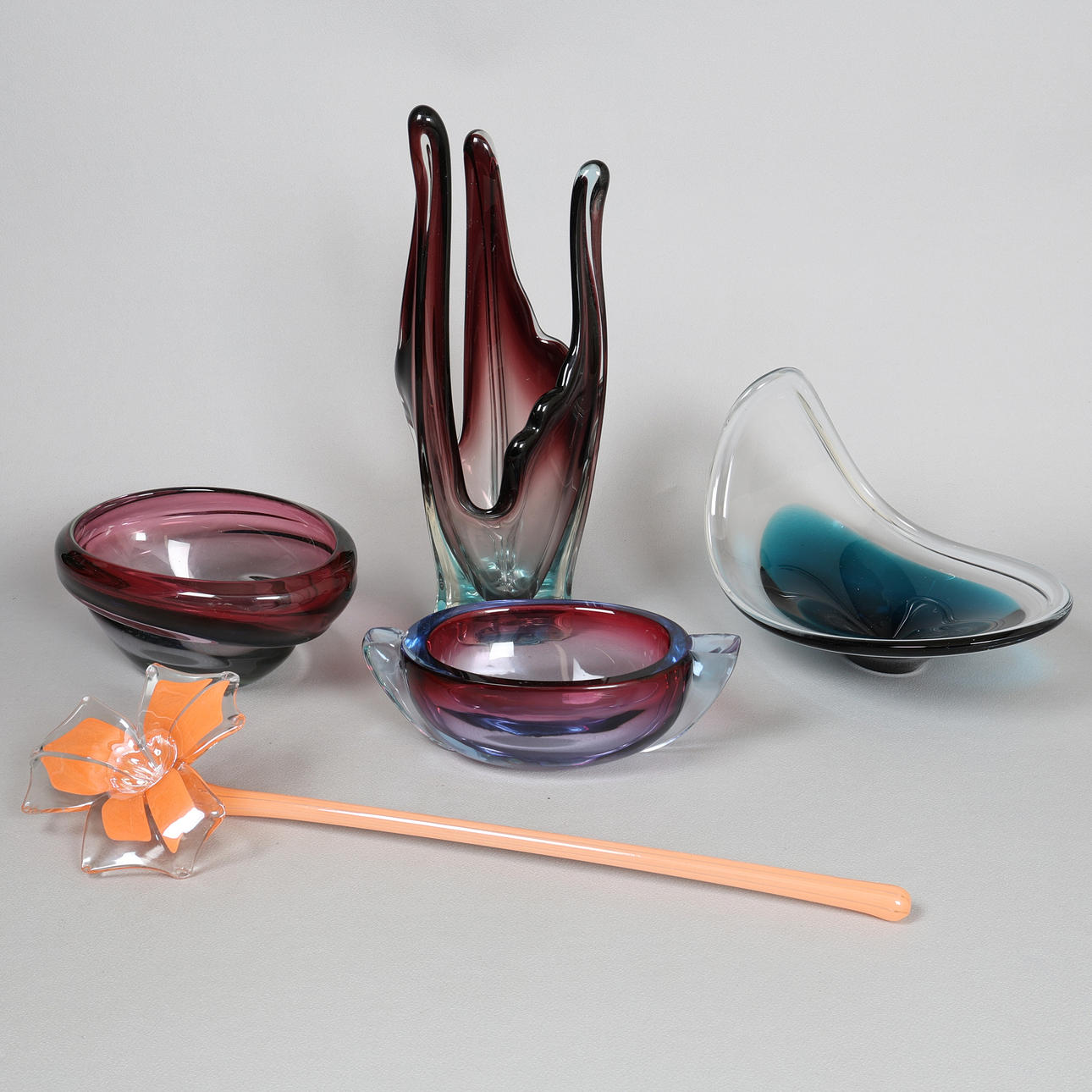 FÜNF KUNSTGLASWAREN (5).