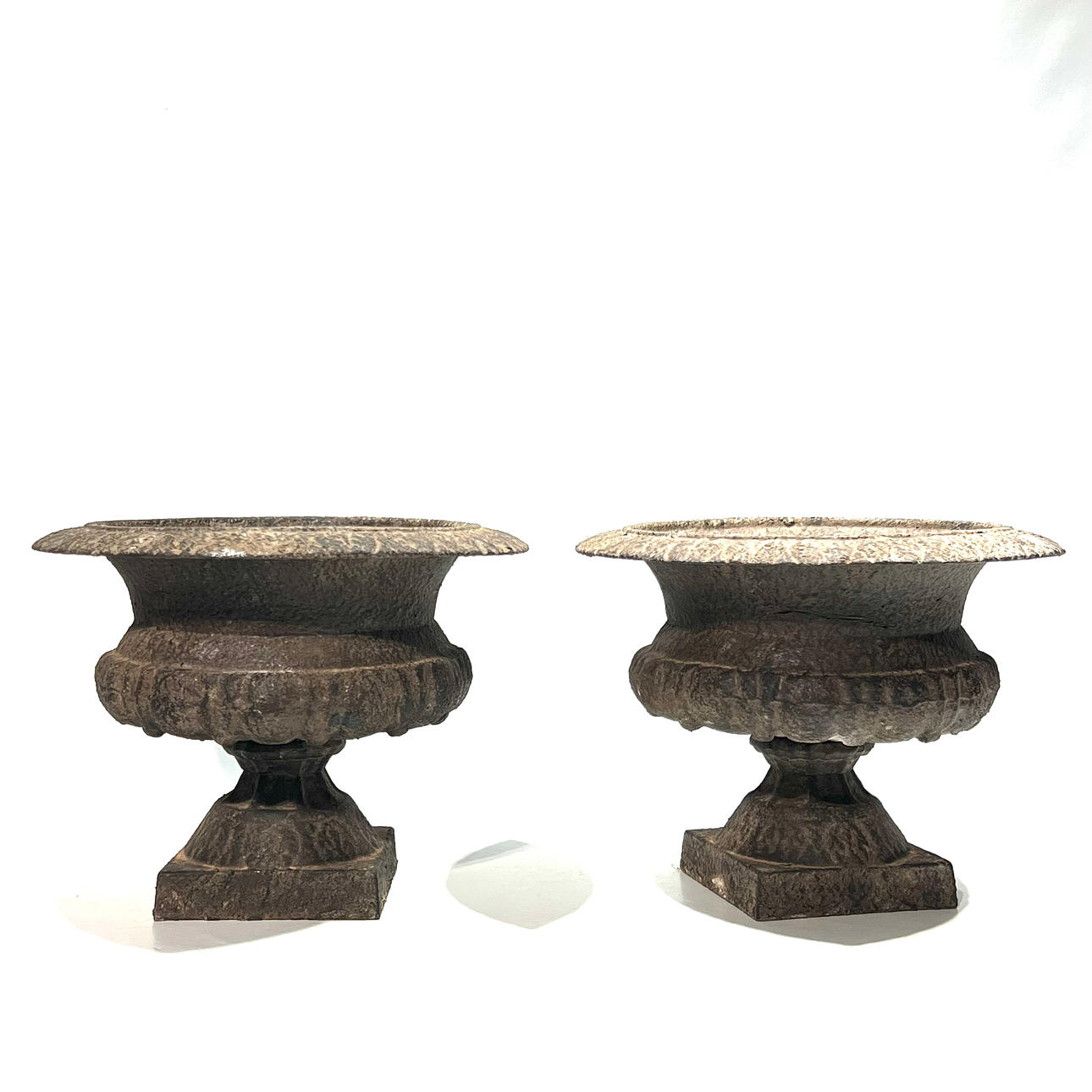 Paar kleiner patinierter Eisenkrater.