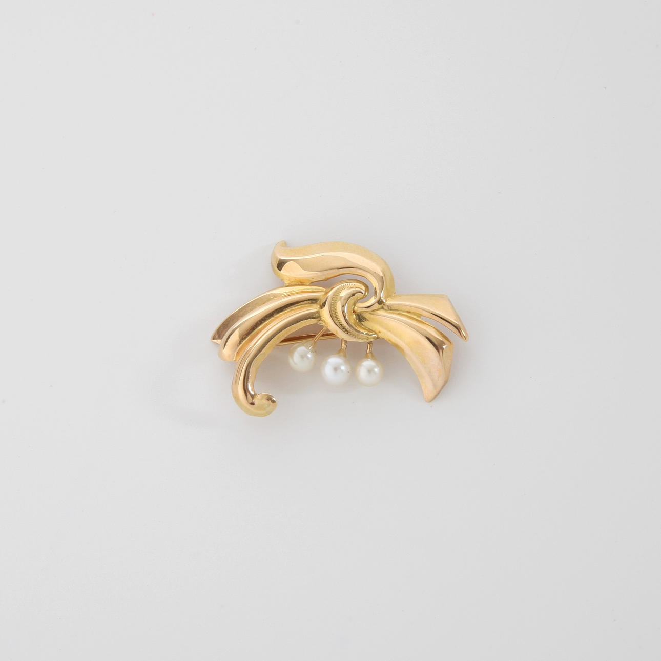 BROOCH WITH PEARLS, 18K gold, 1963.