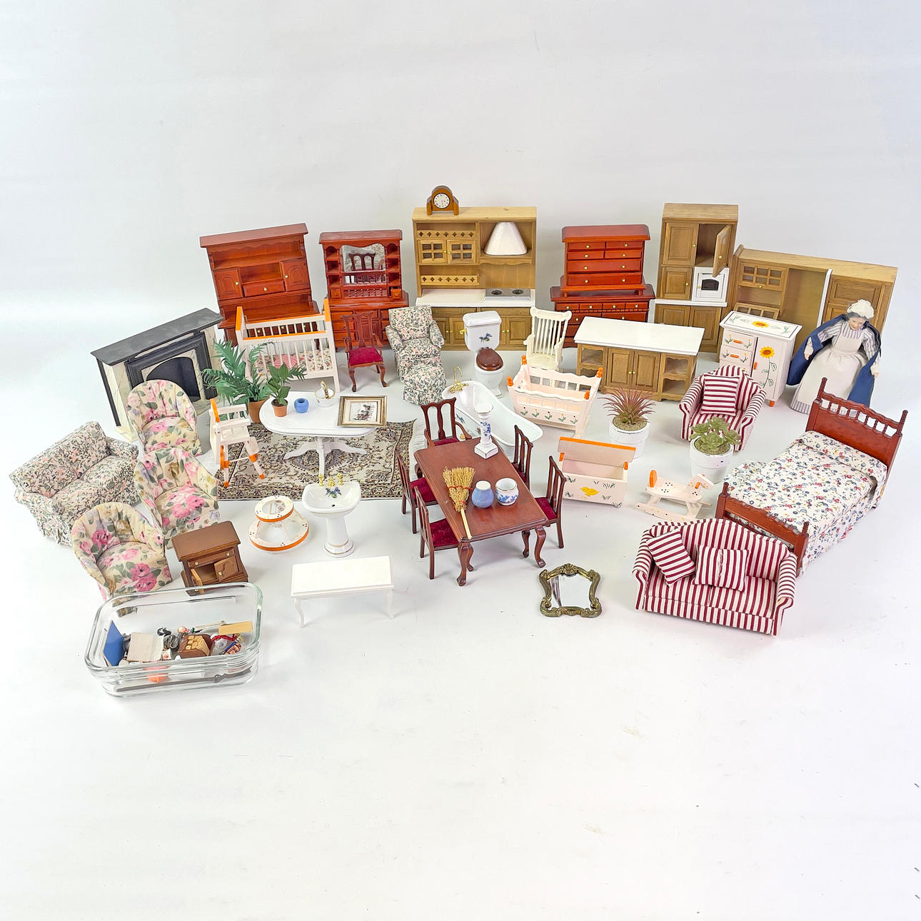 PARTI DOCKMÖBLER, ca 45 delar. Trä/porslin/plast.