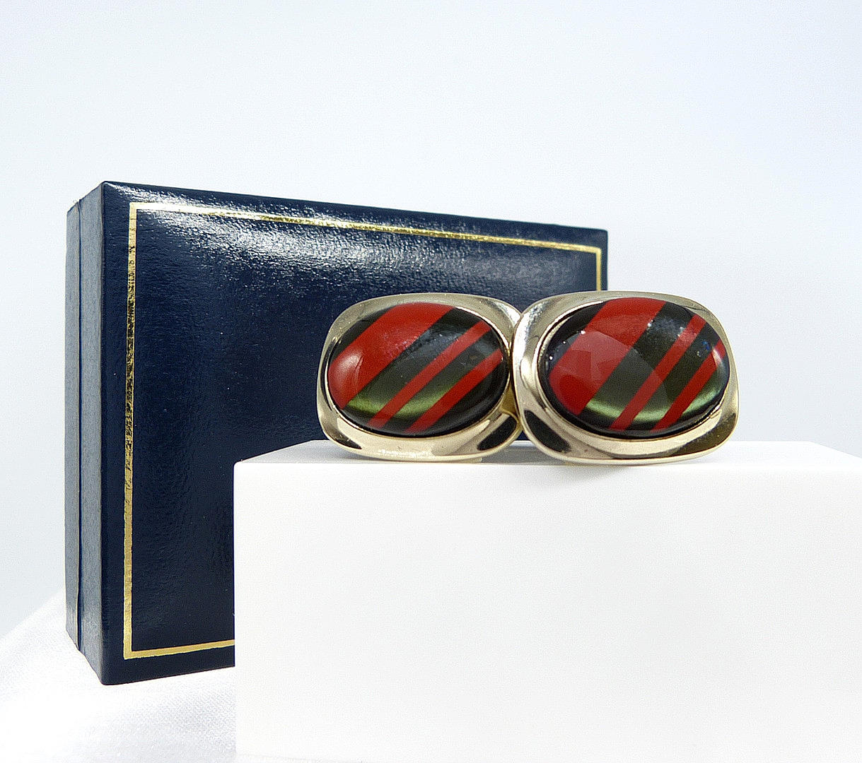 RED & BLACK STONE CUFFLINKS.