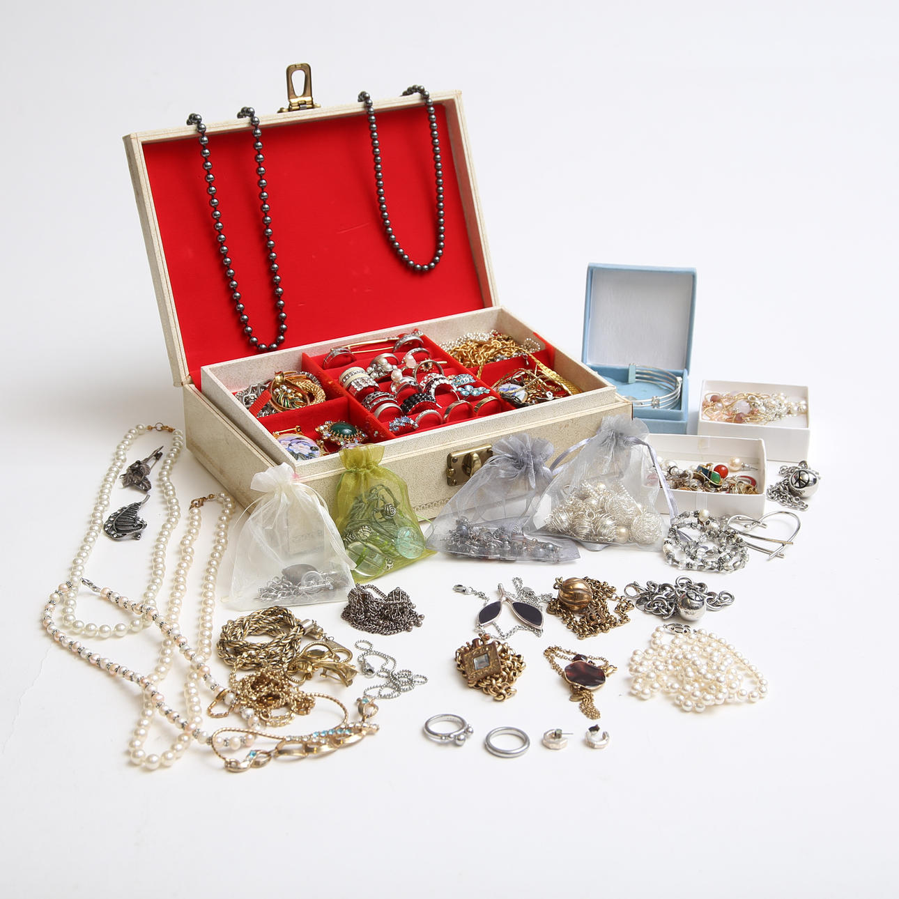 BIJOUTERIER large lot, including Edblad, Pilgrim.