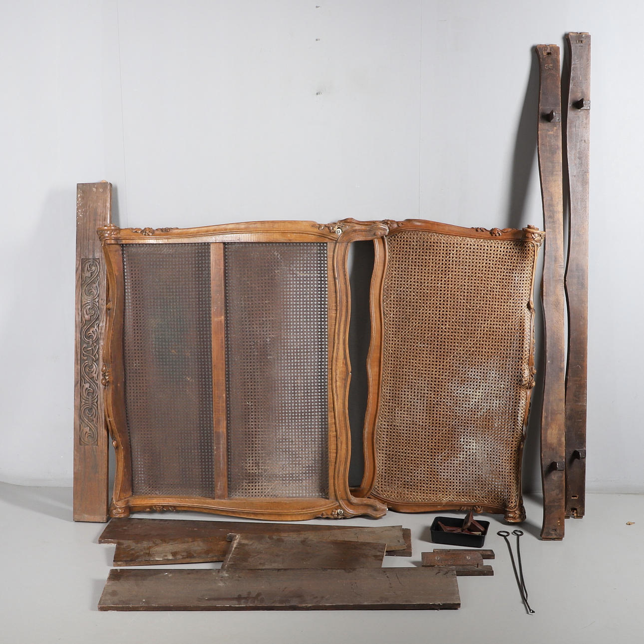 UN SOMIER BERGERE DE NOGAL FRANCÉS.