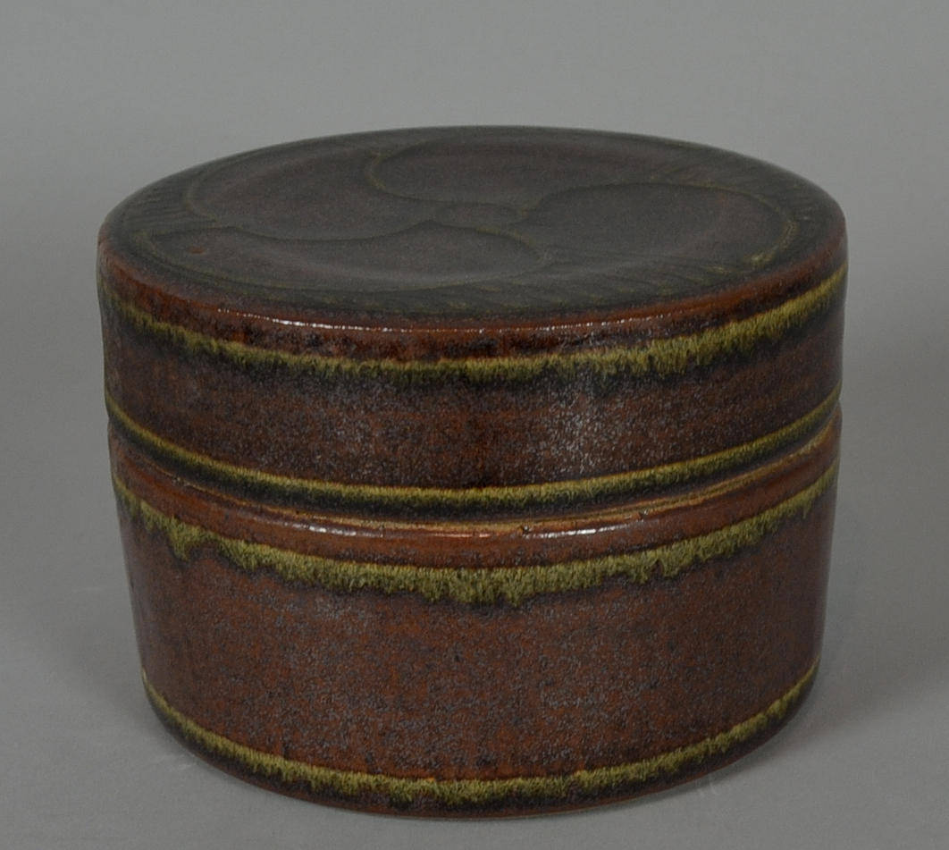 ULLA HJORTH. DECKELDOSE.