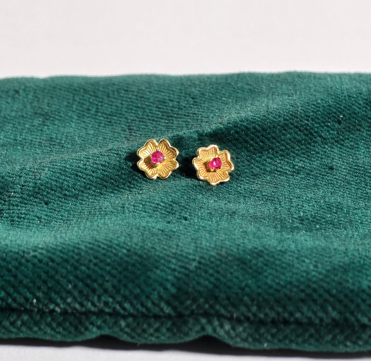 GOLD FLOWER EARRING WITH RUBY.