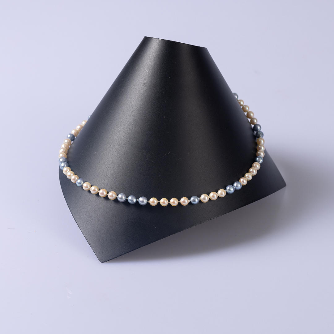 AKOYA-PERLENKETTE. oro blanco 585.