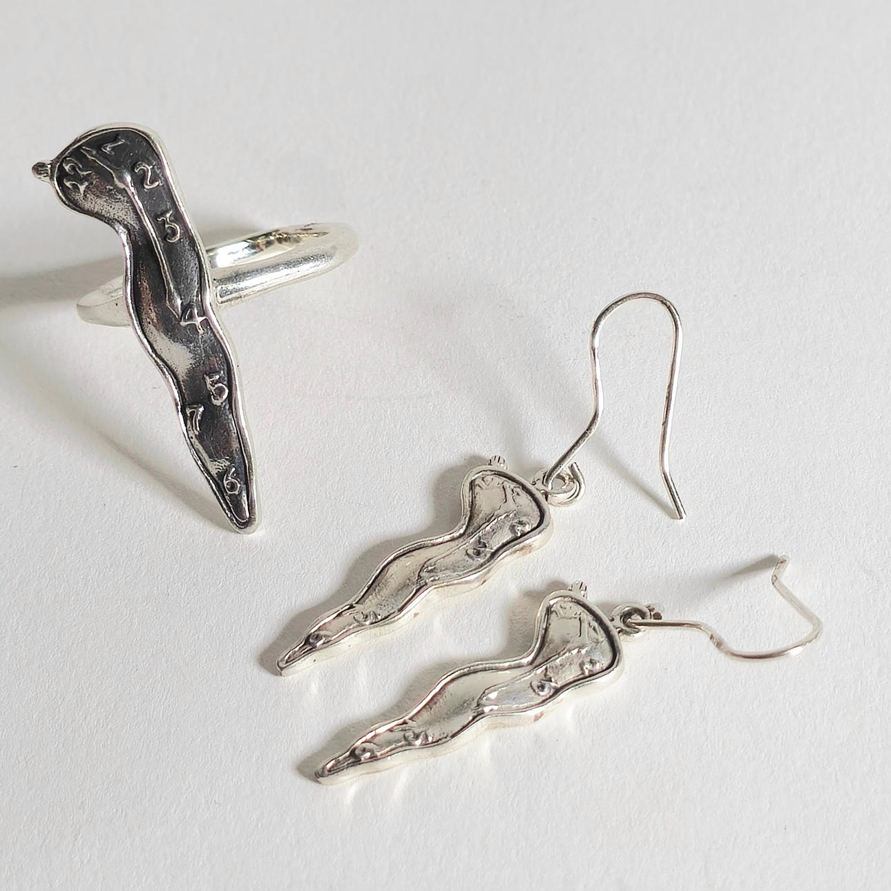 SILVER RING AND EARRINGS. SALVADOR DALÍ WATCH.