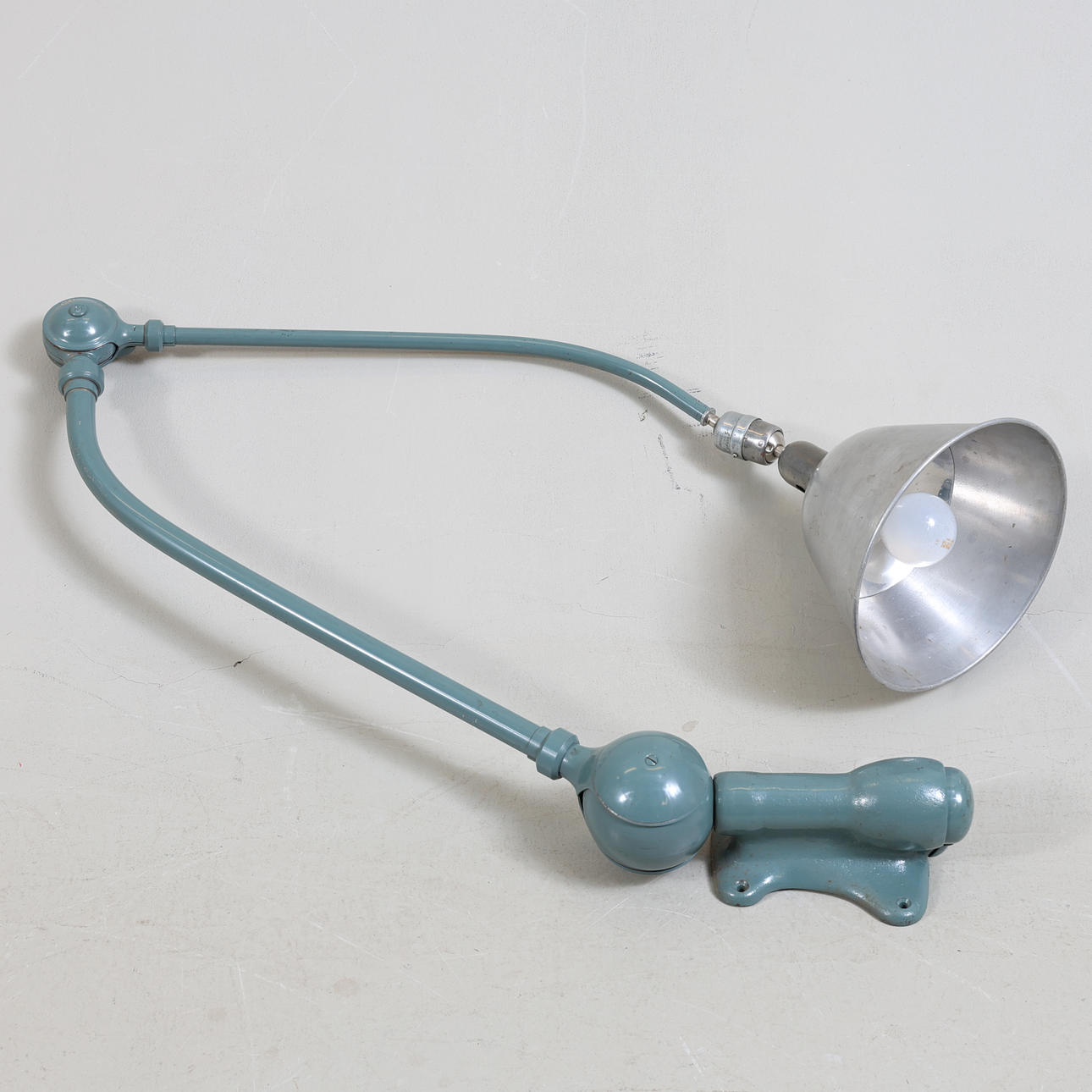 JOHAN PETTER JOHANSSON. eine Industrielampe, Eisen und Blech, „Triplex-Pendelleuchte“, erste Hälfte des 20. Jahrhunderts.