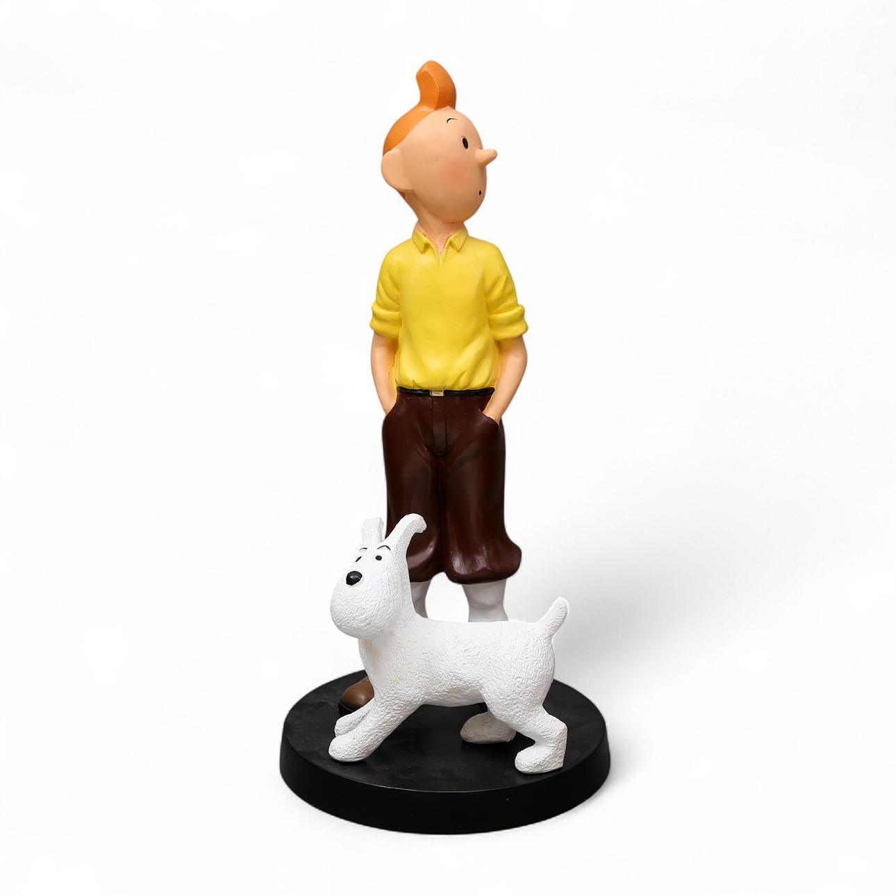“Tintin and Milú”, polychrome polyester sculptures.
