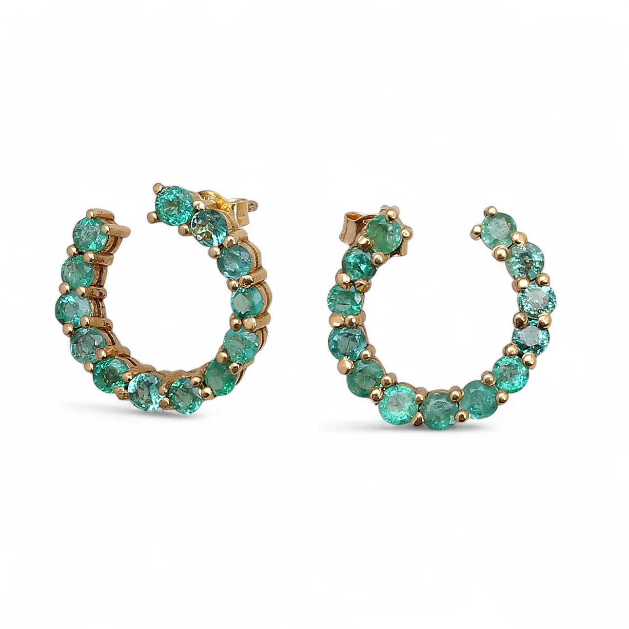 Smaragdi korvakorut.