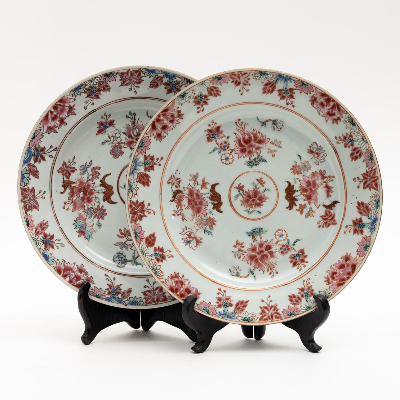 A pair of family rose plates from Yongzheng, second half of the 18th century.
