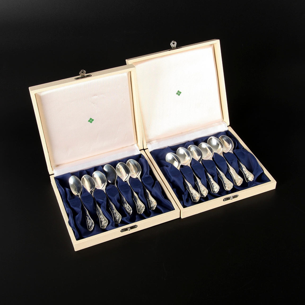 12 SILVER TEA SPOONS IN SCHATULL, Four Clover Mema, 1985-86.