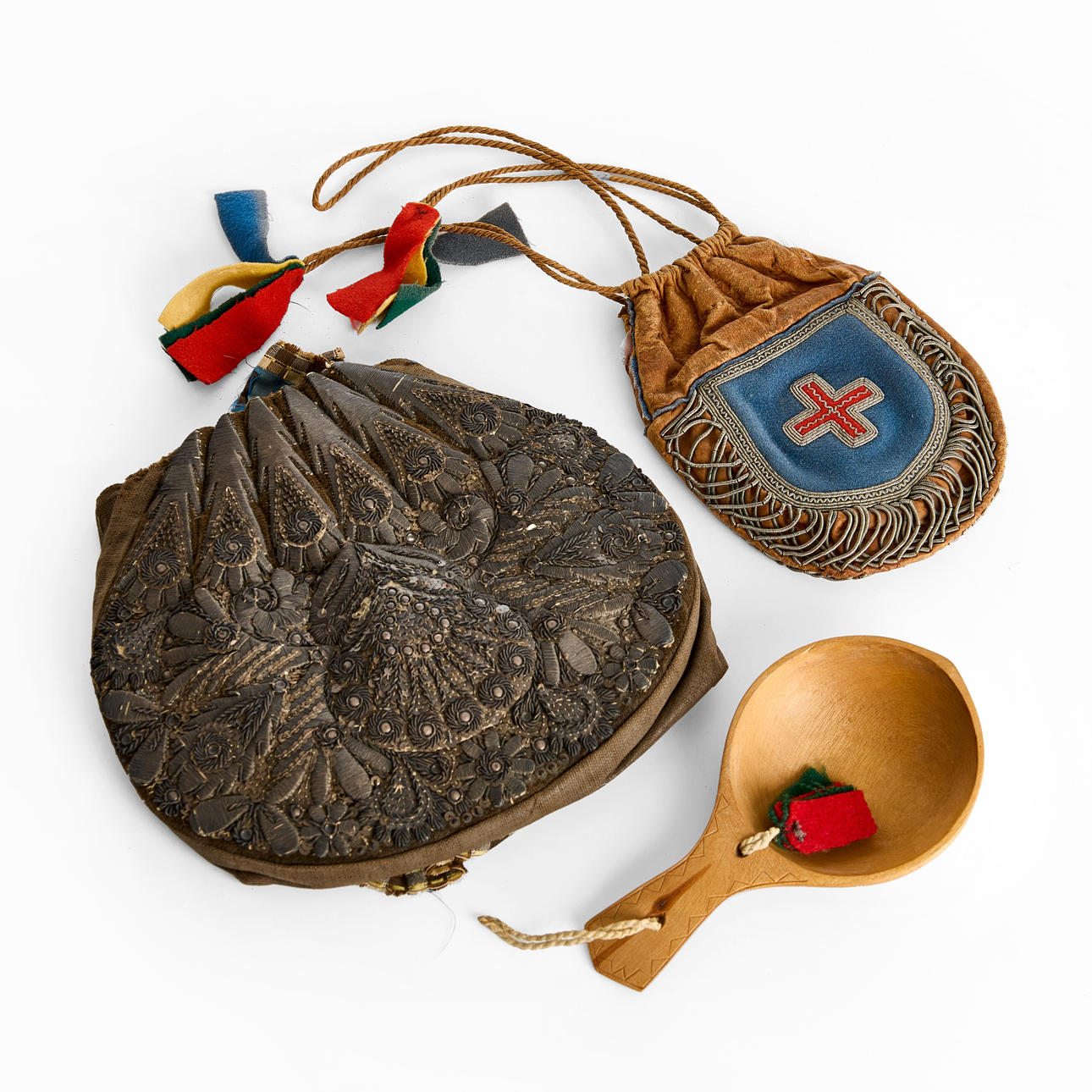 VÄSKOR samt KÅSA. 3 delar. 18- resp. 1900-tal. Delvis samiskt.