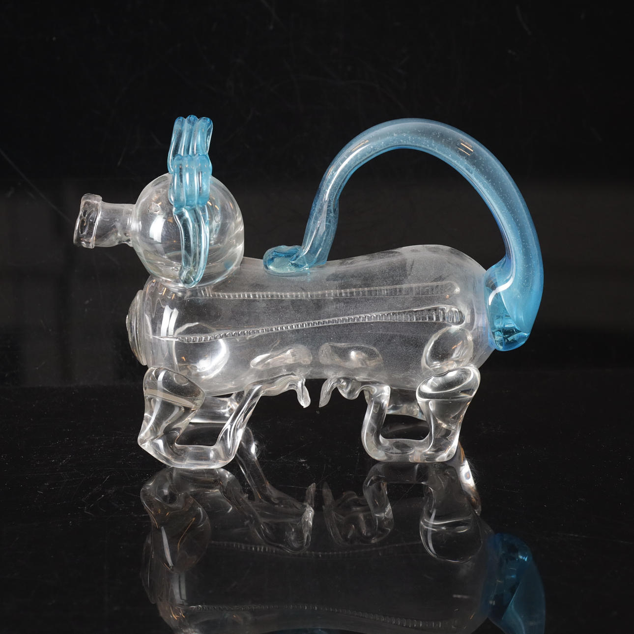 En udstoppet hund af glas, 20. århundrede.