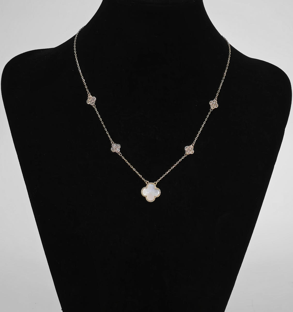 HALSKETTE AUS SILBER UND PERLMUTT IM VAN CLEEF-STIL.