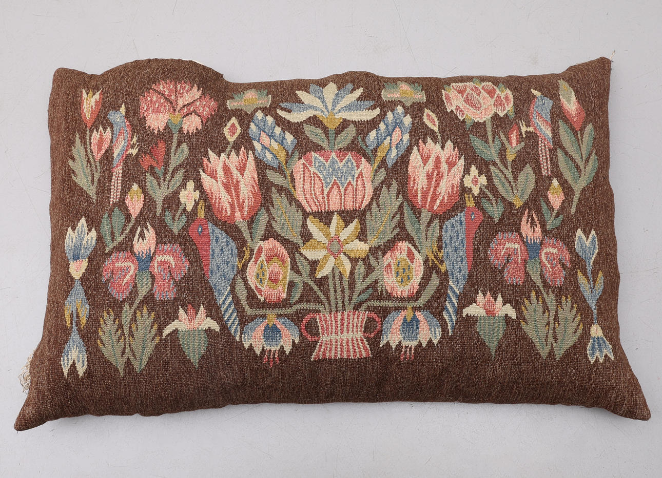 A FLEMISH FABRIC CUSHION, FIRST PART OF THE 20TH CENTURY, TROL GÖINGE.
