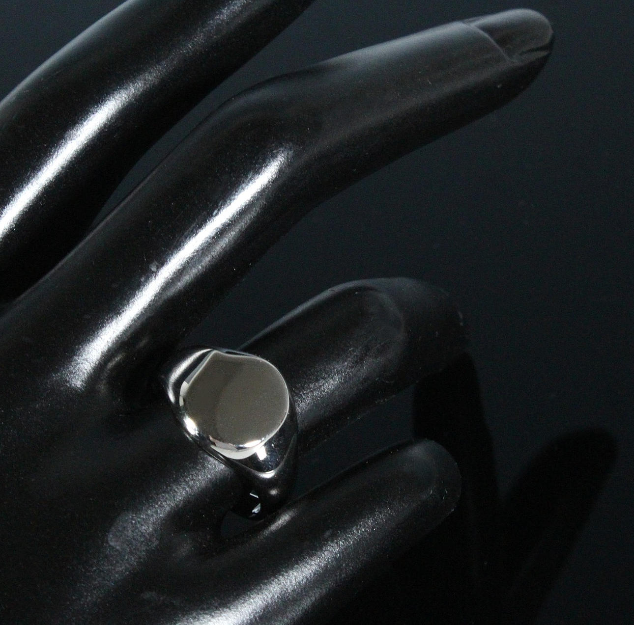 Statement-Ring aus 925/-Sterlingsilber, Größe 56, rhodiniert.