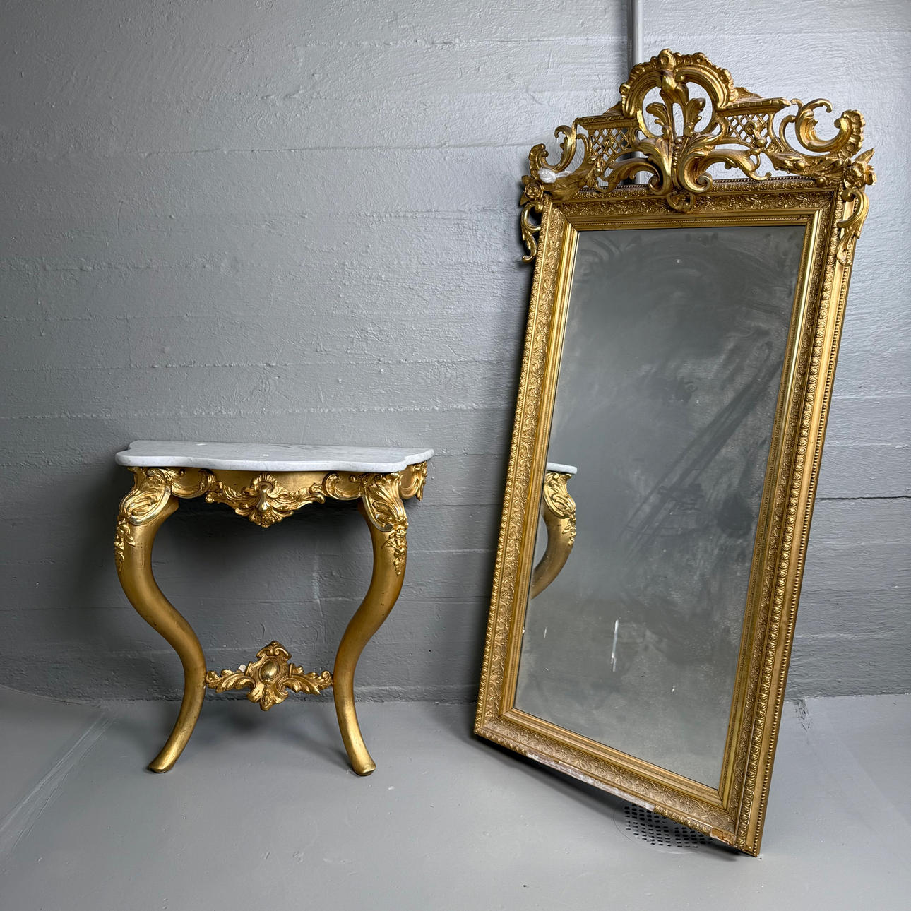 A NEO-ROCOCO MIRROR WITH CONSOLE TABLE, circa 1900.
