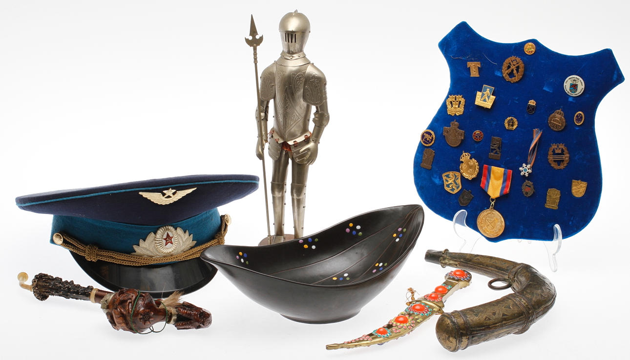 DIV KURIOSA, 7 del, pilotmössa, riddarrustning, kniv, pipa med mera.