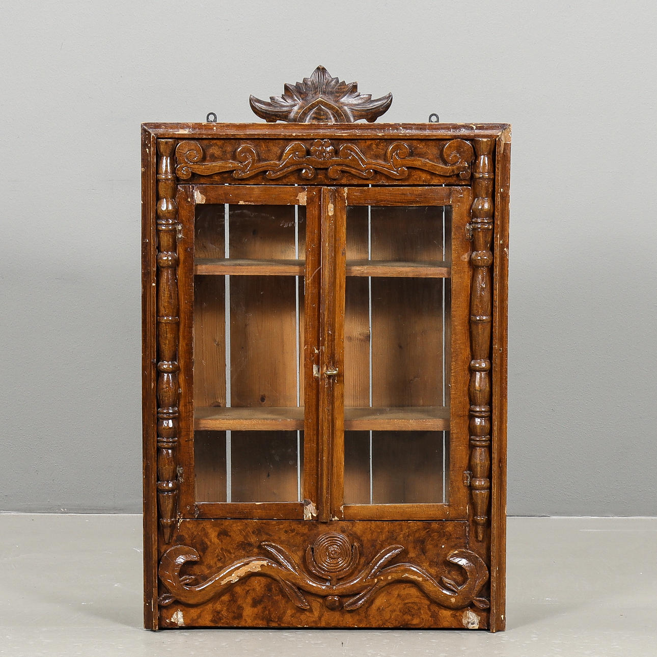 ROIKKUVAT VITRIINIKAAPIT 18/1900-luku.