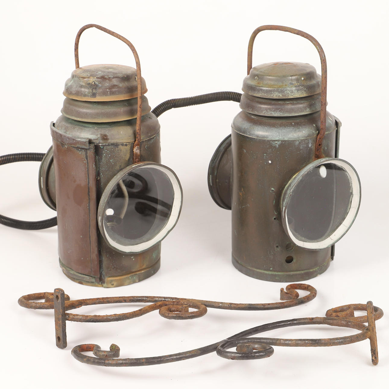 TÅGSIGNALLYKTOR, 1 par, koppar/glas, elektrifierade, 1900-tal.