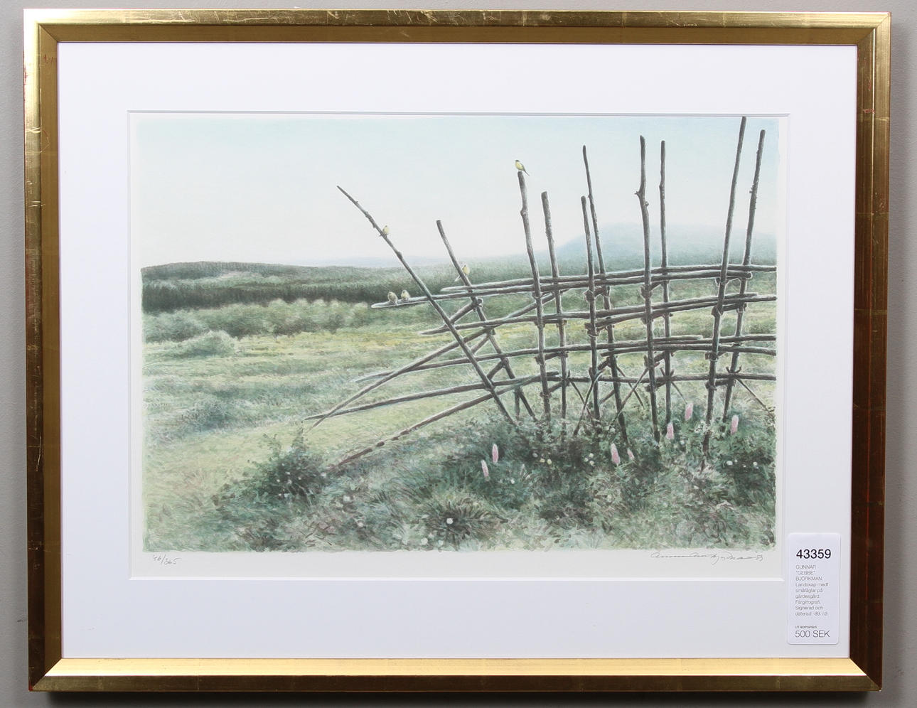 GUNNAR "GEBBE" BJÖRKMAN. Landskap med småfåglar på gärdesgård. Färglitografi. Signerad och daterad -89.