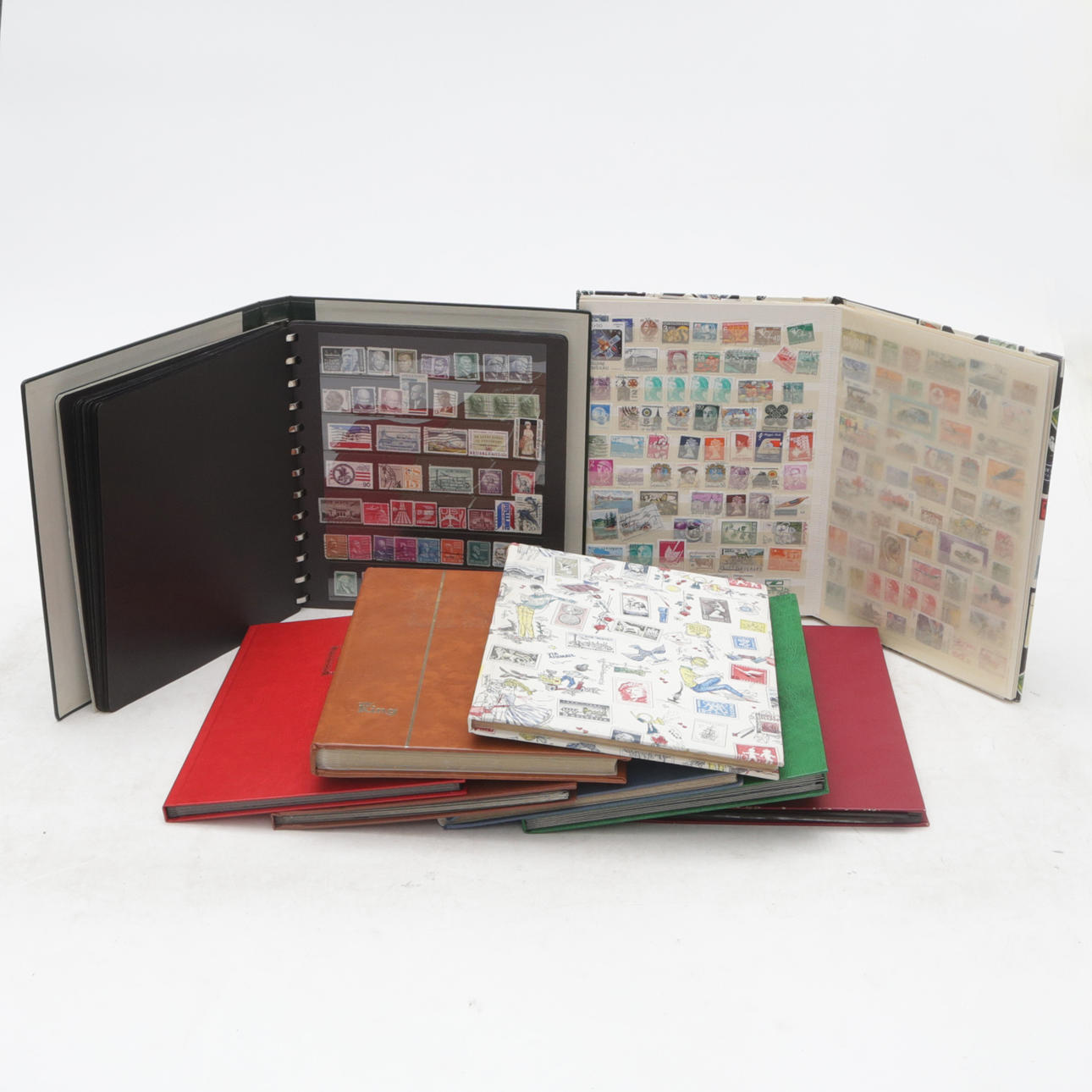 Ein Satz von 9 Briefmarkenalben, Whole World.