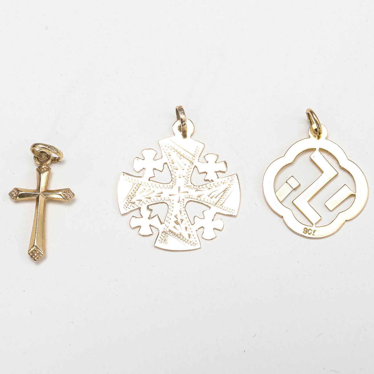 COLGANTES, tres piezas, dorados.