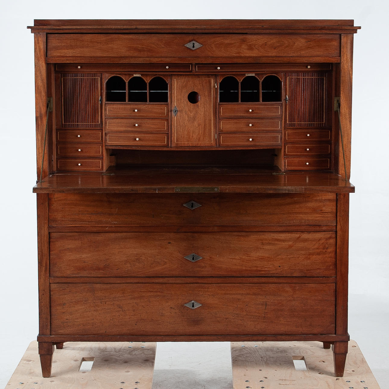 Biedermeier-tyylinen sihteeri.