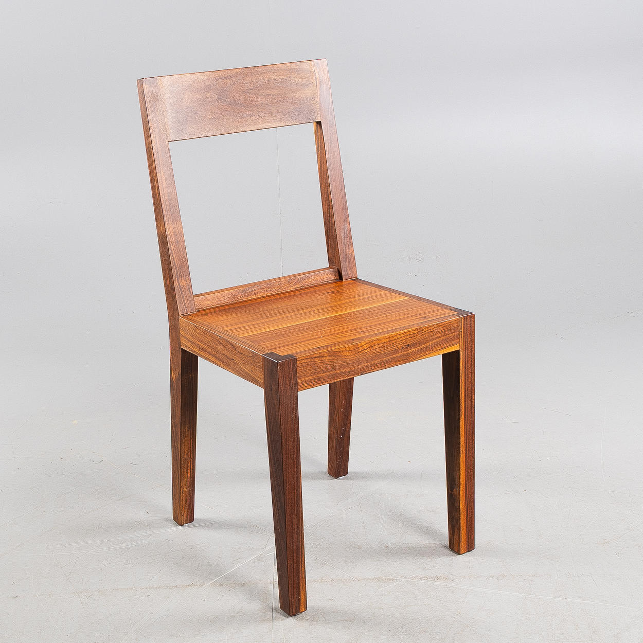 MATS THESELIUS. Stol, "Ruben", valnöt, brickmärkt.