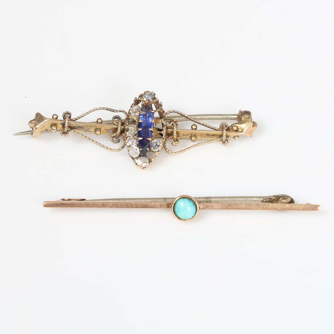 ZWEI BROSCHEN AUS 9-KARÄTIGEM GOLD (2).