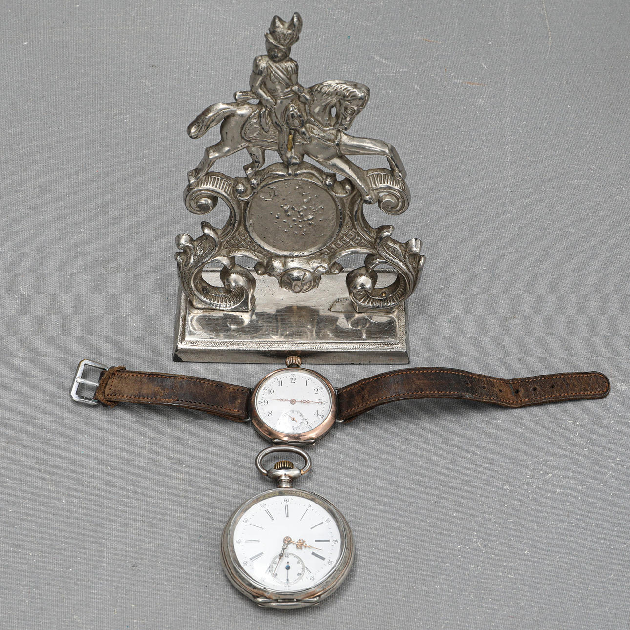 LOMMEUR OG BEDSTEMOR UR, plus stativ.