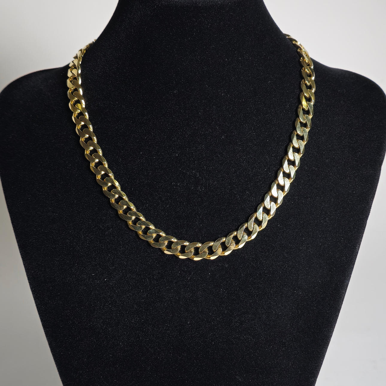 LABONES HALSBAND I TAGGSILVER.