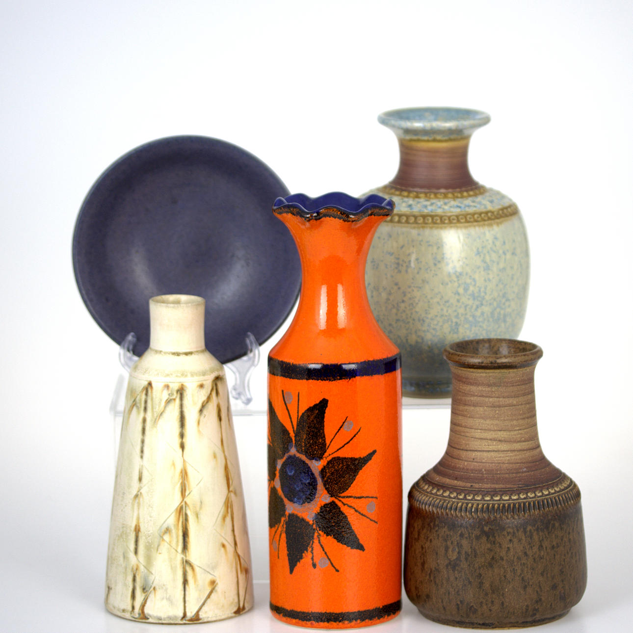 JARRONES y CUENCOS, 4 + 1 piezas, de gres.