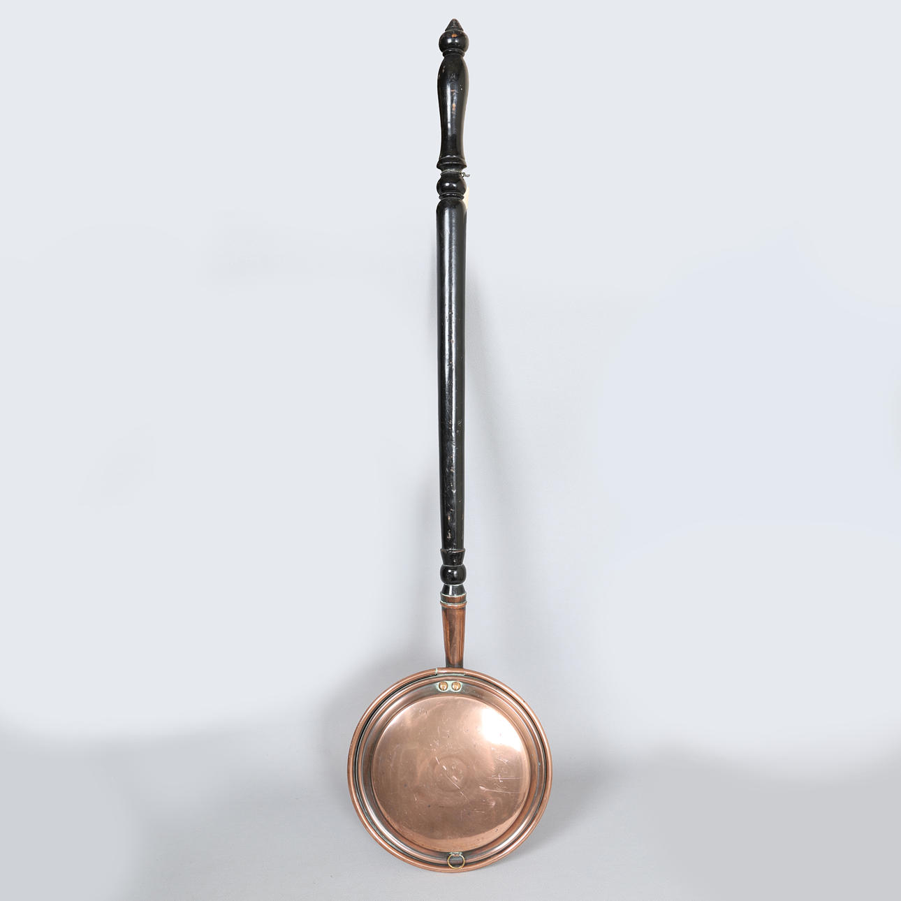 UNA SARTÉN DE COBRE DEL SIGLO XIX.