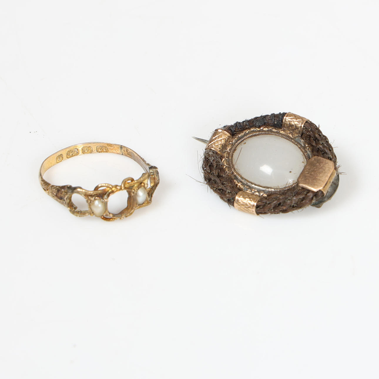 EIN 12-KARÄTIGER GOLDRING, EINE GEFLOCHTENE HAARBROSCHE (2).