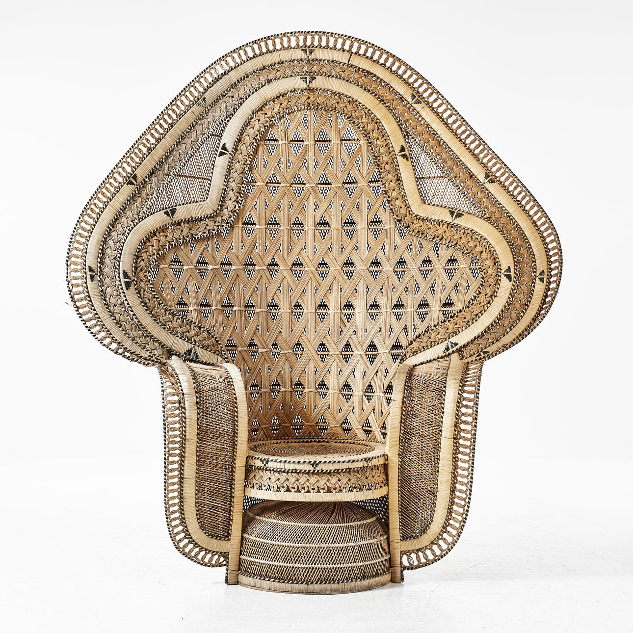 KORGSTOL, s.k. påfågelstol, rotting.