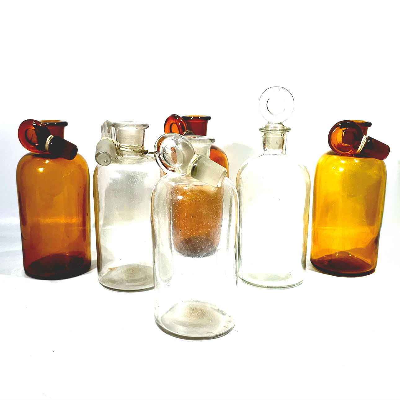 Sechs Apothekengläser aus geblasenem Glas.