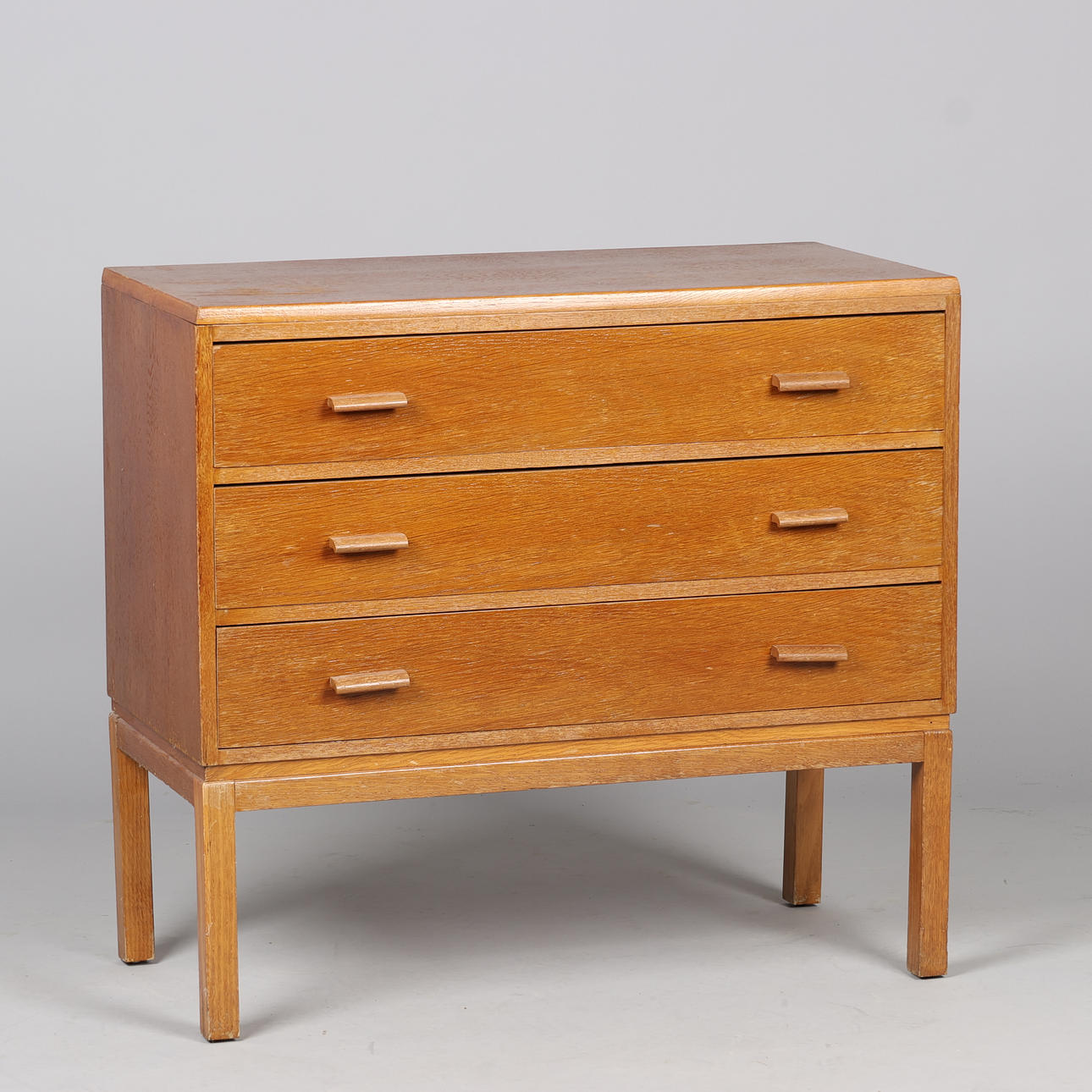 Kommode i egetræ, dansk møbelfabrikant, 1900-tallets midte.