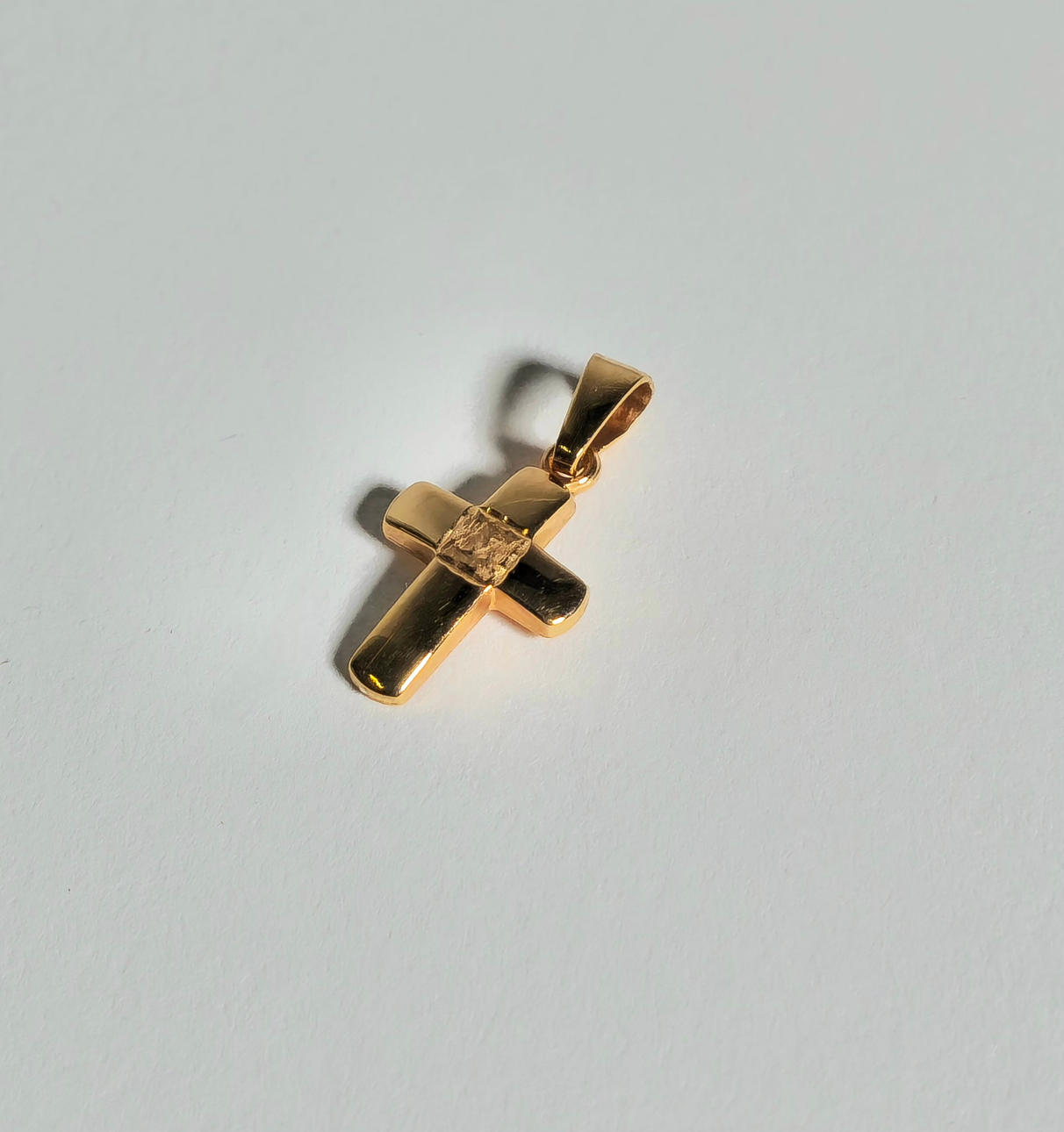 CROSS PENDANT IN 18K ROSE GOLD.
