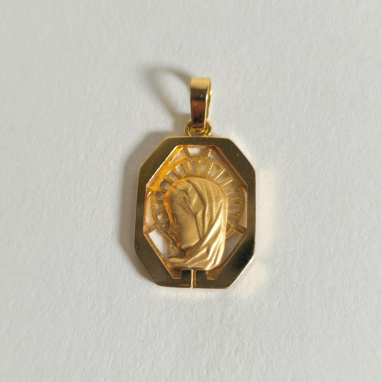 18K GULDMEDALJON AF JOMFRU MARIA.