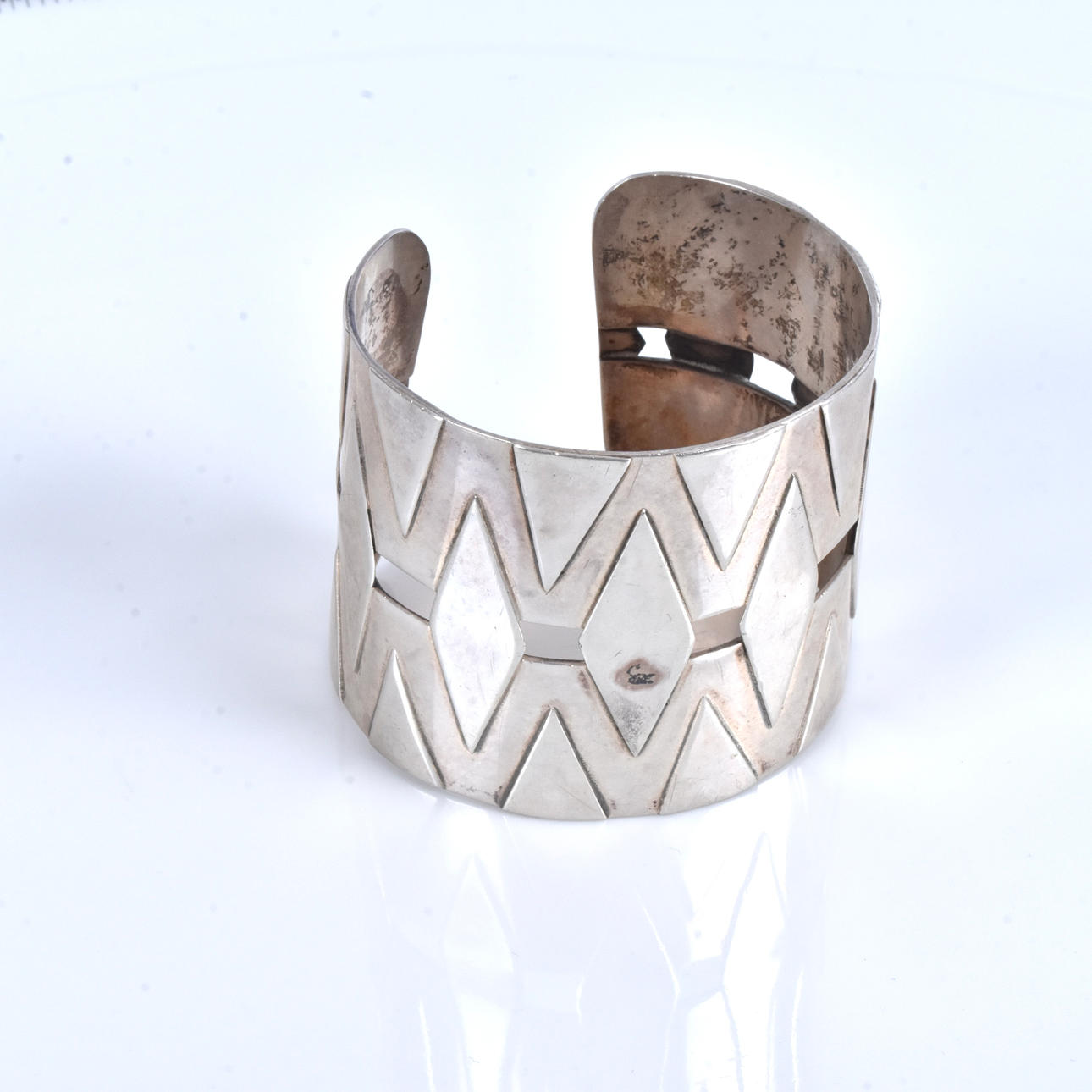 STERLING SILVER BANGLE.