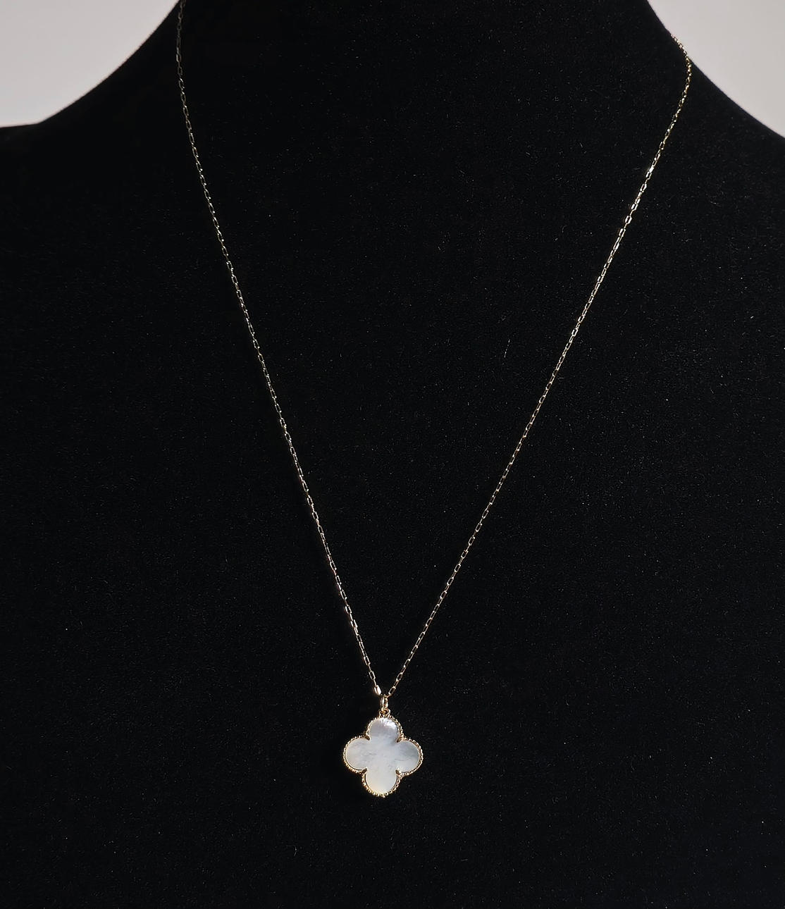 COLLAR EN ORO 18 QUILATES Y NÁCAR ESTILO VAN CLEEF.