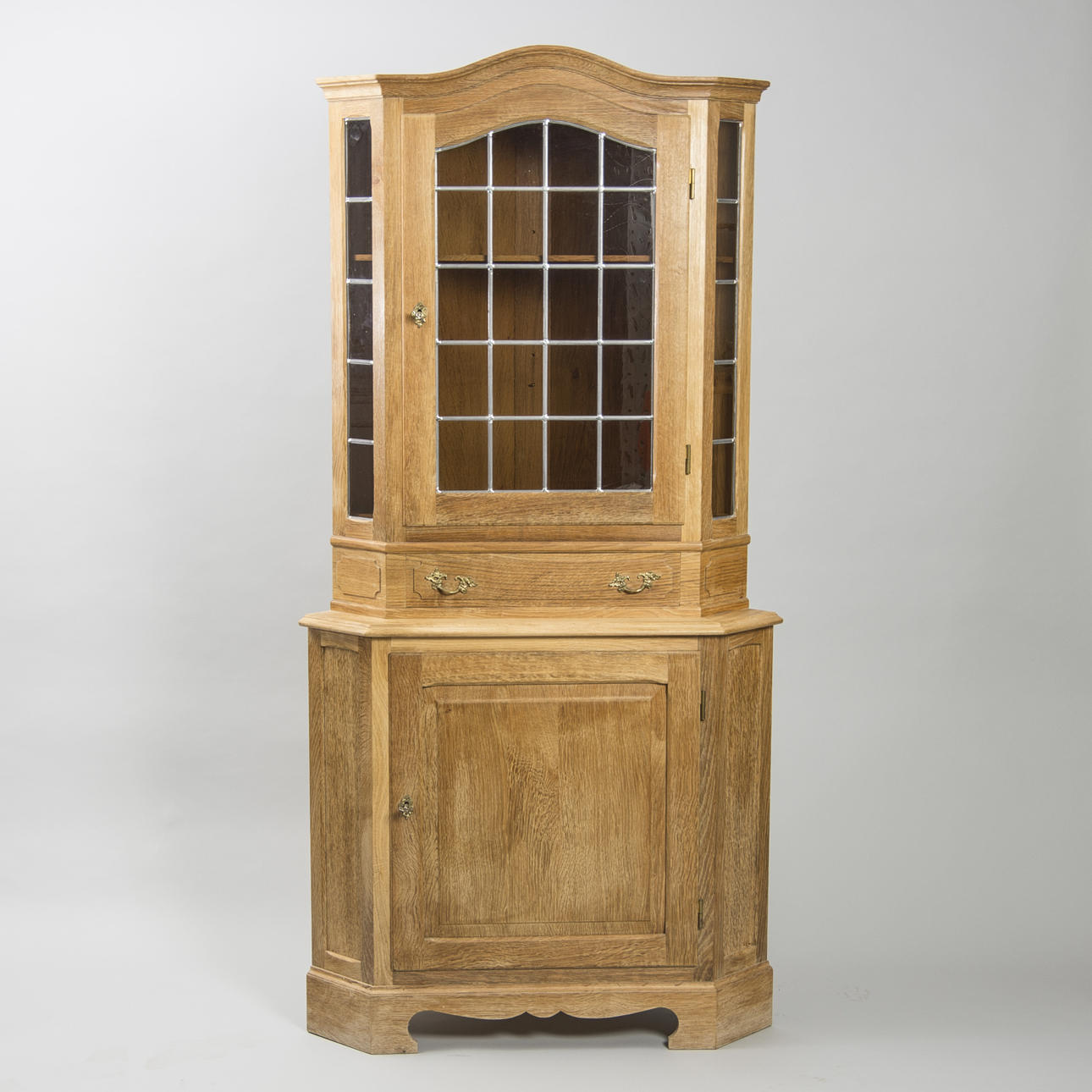 HÖRNSKÅP, ek med blyinfattat glas, 1900-talets mitt.