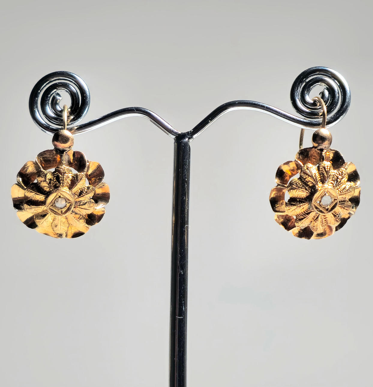 ØRERINGE I 18K GULD BLOMSTERDESIGN. 1950'ERNE.